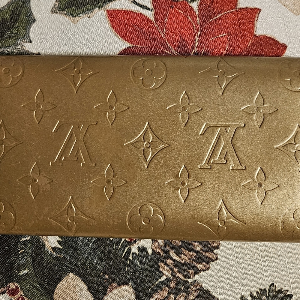 Louis Vuitton Matte Gold Embossed Vernis Women's Sarah Wallet - Picture 2 of 8